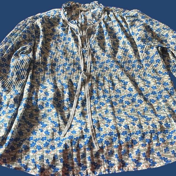 Max Studio Tops - Max Studio’s Blue Floral Top- Size 1X